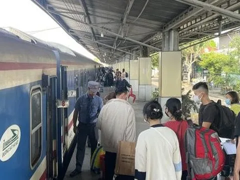 Vé máy bay, vé xe Tết còn nhưng giá cao