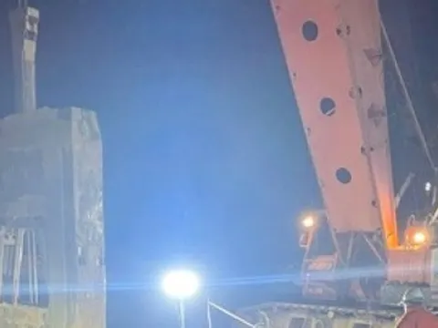 Vụ bé trai lọt trụ bê tông: Đã đưa được đốt cọc thứ nhất dài 12m lên mặt đất