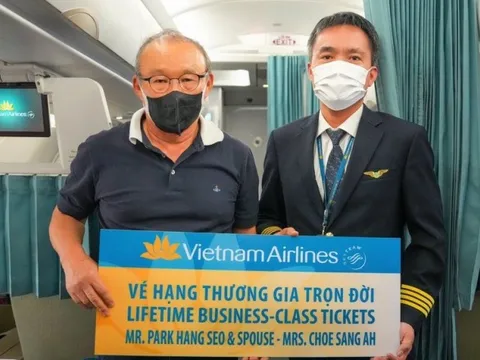HLV Park Hang Seo nhận vé bay Thương gia trọn đời của Vietnam Airlines