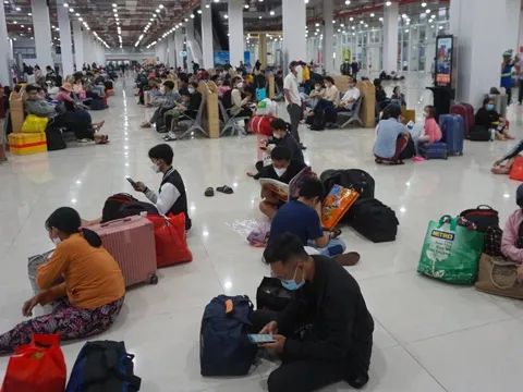 Hành khách vật vạ ở bến xe hiện đại nhất TP HCM