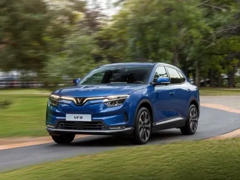 Tháng đầu ‘bung lụa’, doanh số VinFast VF8 bằng 4 đối thủ xe xăng cộng lại