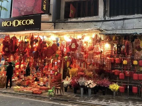 Thị trường hàng Tết: "Vạn người bán, lác đác người mua"