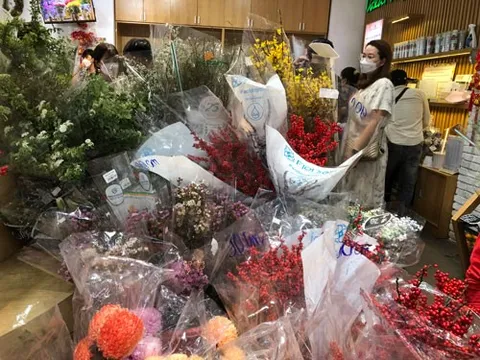 Hoa nhập khẩu hút hàng