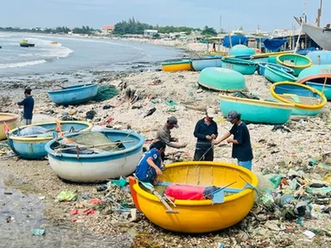 Tìm kiếm lao động đi trên thúng máy bị tàu đâm chìm