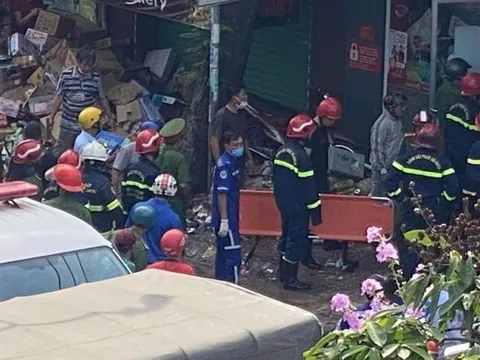 Tp.HCM: Sập cửa hàng tiện lợi, nhiều người mắc kẹt, một nữ sinh tử vong