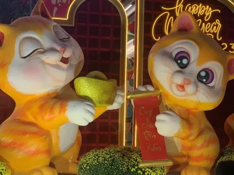 Linh vật mèo Quý Mão 2023 nhiều sắc thái ở Nha Trang
