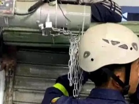 Cảnh sát phá cửa cứu cháu bé bị kẹt tay vào cửa cuốn