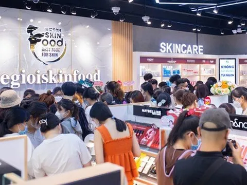 Mỹ phẩm 'đua' giảm giá, khách trả tiền phải xếp hàng