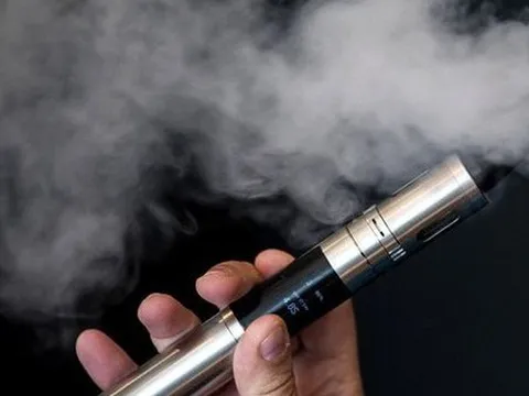 Cô gái trẻ bị phạt 4 triệu đồng vì hút thuốc trên máy bay