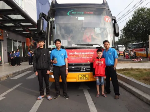 Về quê đón Tết với quà trên tay