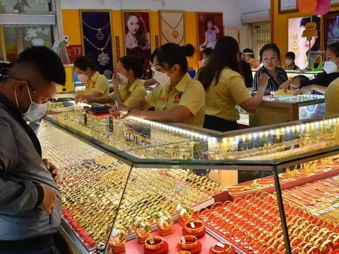 Giá vàng hôm nay 18-1: Giảm tiếp, USD bất ngờ tăng giá