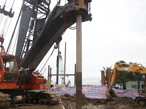 Vụ bé Thái Lý Hạo Nam: Tiếp tục đưa 2 đoạn còn lại của cọc bê tông lên mặt đất