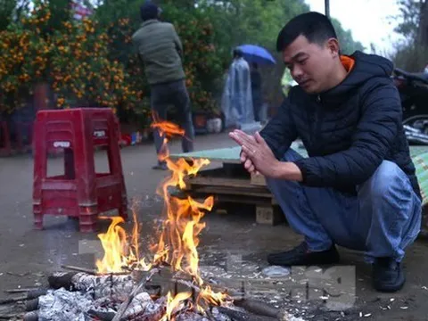 Rét đậm, người dân co ro đốt lửa giữa phố tìm hơi ấm