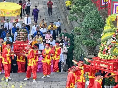 Lãnh đạo TPHCM dâng cúng bánh tét lên Quốc tổ Hùng Vương