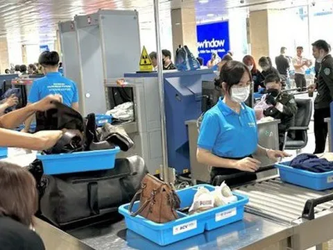 Sân bay Tân Sơn Nhất đón khách đông kỷ lục, nhiều người chọn bay đêm