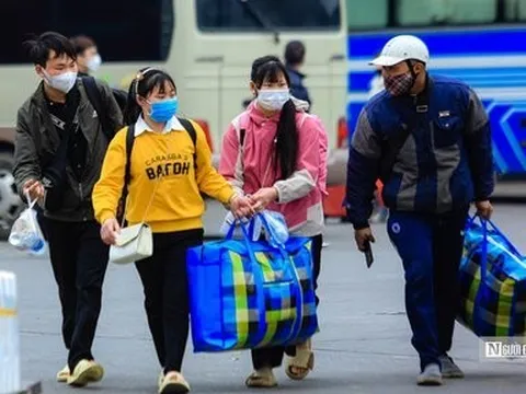 Người dân khăn gói về quê ăn Tết, không còn cảnh chen chúc nơi bến xe