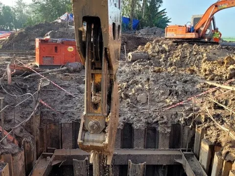 Đồng Tháp: Tìm thi thể bé trai lọt vào trụ bê tông liên tiếp gặp khó