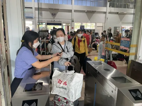 Nhà ga, bến xe đông nghẹt người đổ về quê ăn Tết