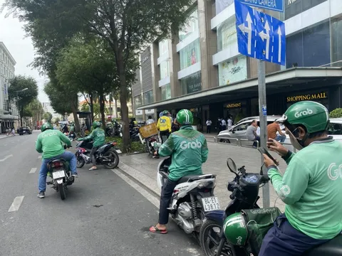 Giá cước dịch vụ xe công nghệ đồng loạt tăng, khách hàng than phiền