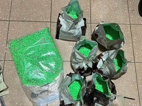 Hơn 58 kg ma tuý "đội lốt" kẹo sô-cô-la đi máy bay về Việt Nam