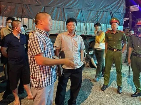 Chống người thi hành công vụ, tài xế xe khách nhồi nhét người bị bắt giữ