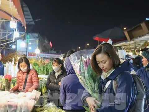 Đêm không ngủ ở chợ hoa lớn nhất Hà Nội giáp Tết