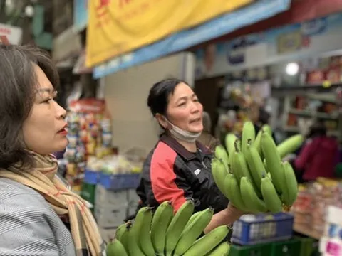 Giá thực phẩm, hàng hóa đắt 'khét’ vẫn 'cháy' hàng sáng 28 Tết