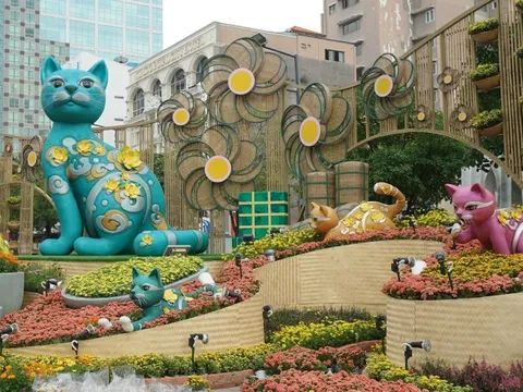 TP Hồ Chí Minh: Đường hoa Nguyễn Huệ đẹp lung linh trước giờ khai mạc