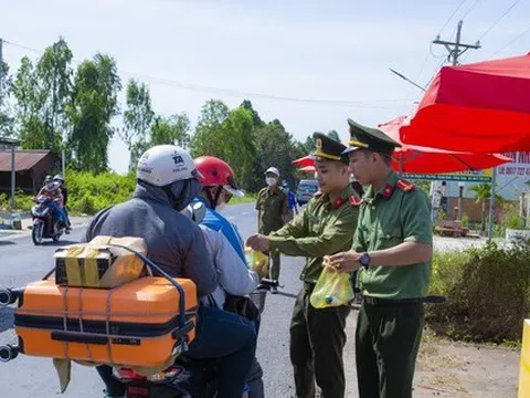 Xúc động hình ảnh công an và đoàn thanh niên tiếp sức người dân về quê đón Tết
