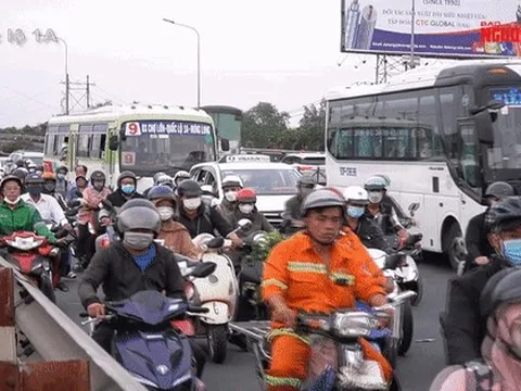 Người dân miền Tây lỉnh kỉnh đồ đạc, đổ xô về quê đón Tết