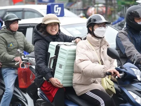 Vượt rét, người dân tất tả đi xe máy rời Hà Nội về quê ăn Tết