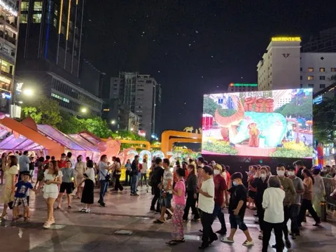 Đường hoa Nguyễn Huệ chính thức mở cửa đón khách