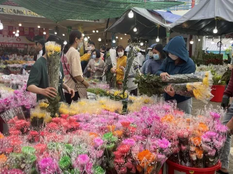 Chợ hoa Hồ Thị Kỷ đông nghẹt người, nhiều nơi "xổ hàng" giá rẻ