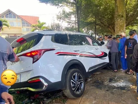 Đằng sau những bức ảnh TNGT: Chiếc KIA Carens thế hệ mới đầu tiên gặp nạn???