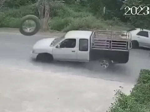 Bánh xe bán tải bay lên không trung, đâm thủng mái nhà dân ở Thái Lan