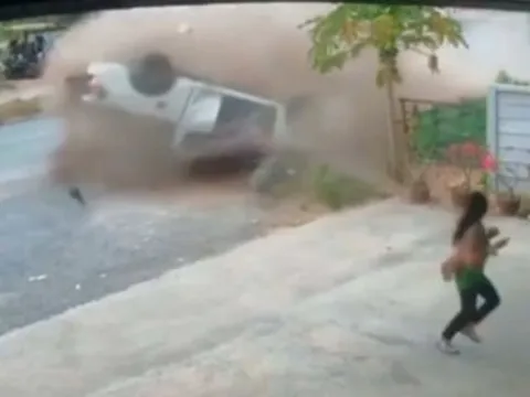 Xe bán tải mất kiểm soát lộn nhiều vòng trên đường ở Thái Lan