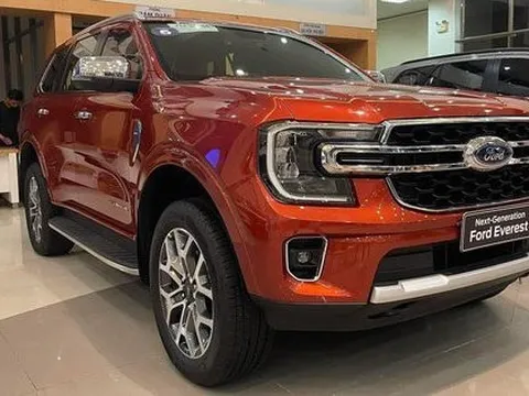 'Chạy số' giáp Tết, Ford Everest hết 'bia kèm lạc' còn được tặng thêm phụ kiện tại đại lý