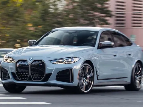 Nổi tiếng với máy xăng nhưng xe thể thao 'đẻ trứng vàng' cho BMW lại là xe điện