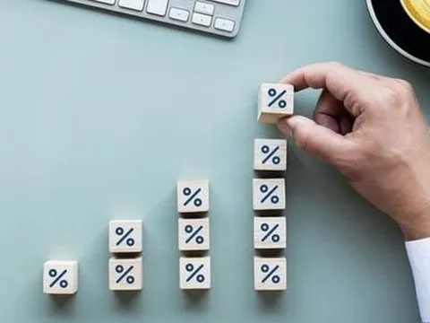 Người gửi tiền đua nhau tìm banker có thể hỗ trợ gửi tiền lãi suất cao và không ngần ngại mặc cả để được mức cao nhất