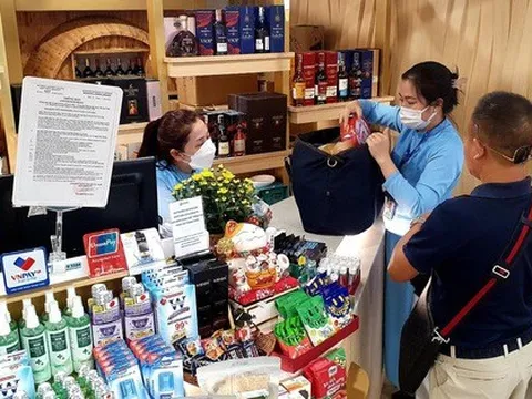 Bán hàng trong sân bay 'hốt bạc' ngày Tết