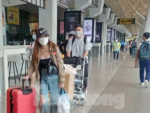 Sân bay Tân Sơn Nhất rất lạ chiều 29 Tết