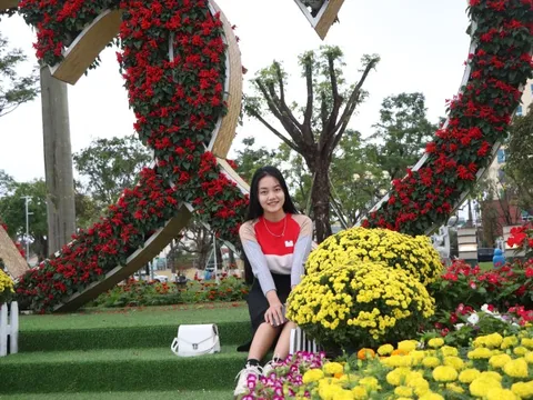 Ngắm Quảng trường Tam Kỳ khoác áo mới rực rỡ sắc hoa ngày xuân