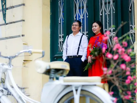 Thướt tha tà áo dài xuống phố đón xuân