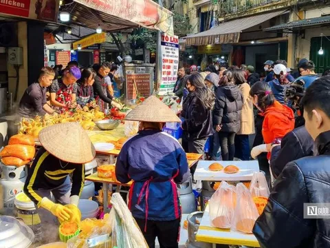 Người dân chen chân mua gà ngậm hoa hồng cúng giao thừa
