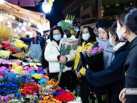 Chợ hoa Quảng Bá tấp nập ngày cận Tết Quý Mão 2023
