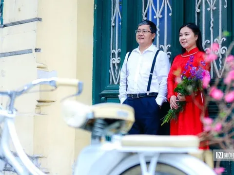 Diện áo dài xuống phố chụp ảnh đón Tết