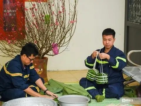 Cán bộ, chiến sĩ cảnh sát PCCC trổ tài gói bánh chưng đón Tết