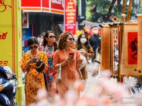 Chợ hoa Hàng Lược rực rỡ, tấp nập ngày cuối năm