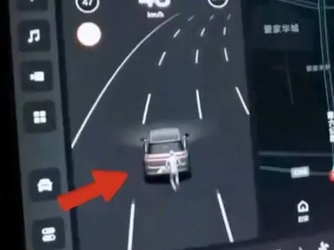 Lái xe điện một mình giữa đêm, tài xế hoảng hồn khi thấy hệ thống báo có người chạy theo phía sau