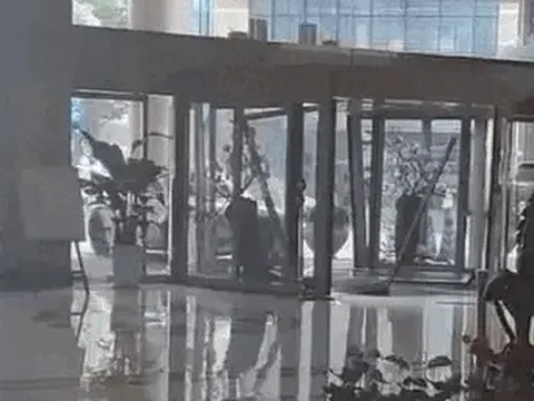 Chủ Audi A5 húc đổ cửa, làm náo loạn sảnh khách sạn vì... mất laptop